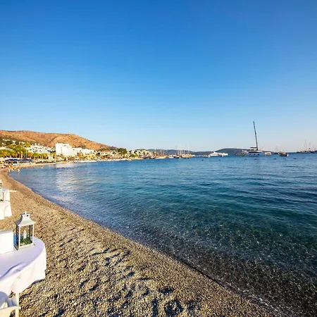 Central Seaside Flat With Excellent View In Bodrum 博德鲁姆